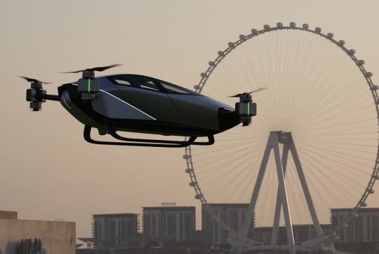 10일(현지시간) 아랍에미리트(UAE) 두바이의 마리나 지구에서 중국의 전기차업체 샤오펑이 개발한 전기비행 택시 ‘샤오펑 X2’가 시험 운행하고 있다. AP·연합뉴스