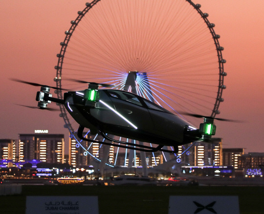 10일(현지시간) 아랍에미리트(UAE) 두바이의 마리나 지구에서 중국의 전기차업체 샤오펑이 개발한 전기비행 택시 ‘샤오펑 X2’가 시험 운행하고 있다. EPA·연합뉴스