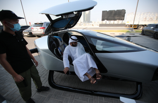 10일(현지시간) 아랍에미리트(UAE) 두바이의 마리나 지구에서 중국의 전기차업체 샤오펑이 개발한 전기비행 택시 ‘샤오펑 X2’가 전시돼 있다. EPA·연합뉴스
