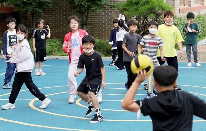 실외 마스크 착용 의무가 전면 해제된 26일 오후 서울 송파구 거여초등학교에서 학생들이 마스크를 벗고 야외 체육 활동을 하고 있다. 사진은 기사내용과 무관. [연합]
