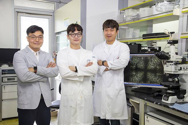 윤동기(왼쪽) KAIST 화학과 교수와 박순모 나노과학기술대학원 석박사통합과정, 이창재 화학과 박사과정.[KAIST 제공]