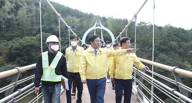 [정읍=뉴시스] 대한민국 안전대전환 2022년 집중안전점검 일환으로 11일 김관영 전북지사가 정읍 구절초 출렁다리를 찾아 이학수 정읍시장 및 토목전문가들과 함께 안전점검을 갖고 축제 기간 관광객 안전 확보 위해 안전요원 추가 배치 등 예방대책을 재점검 해줄 것을 당부하고 있다. 2022.10.11 (사진= 전라북도청 제공) *재판매 및 DB 금지