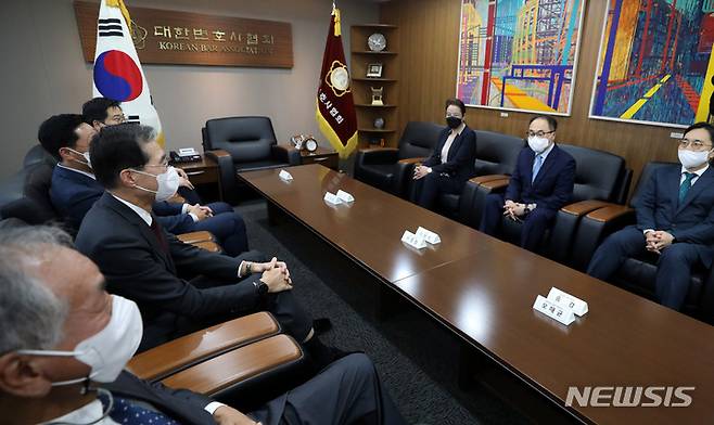 [서울=뉴시스] 추상철 기자 = 이원석 검찰총장이 11일 오후 서울 강남구 대한변호사협회를 방문해 이종엽 대한변호사협회장과 대화하고 있다. 2022.10.11. scchoo@newsis.com