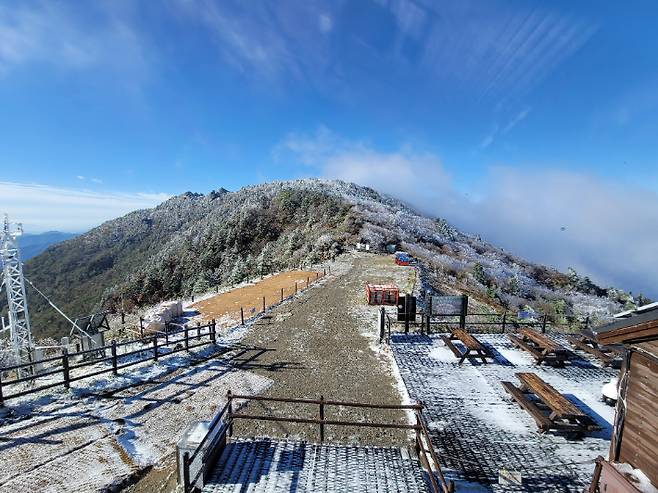 지리산 장터목대피소 일원 상고대. 지리산국립공원경남사무소 제공