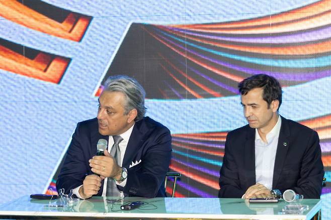 루카 데 메오(왼쪽) 르노그룹 회장이 11일 열린 기자 간담회에서 스테판 드블레즈 르노코리아차 대표와 한국 시장에 대한 새로운 전략을 발표하고 있다. 르노코리아자동차 제공