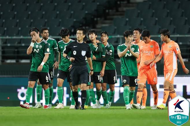 골을 넣고 동료들에게 축하를 받는 전북 현대 구자룡(15번). 한국프로축구연맹