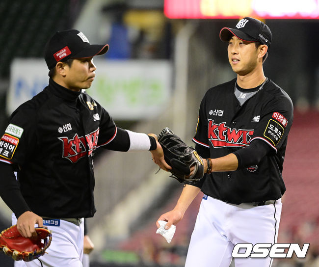 [OSEN=잠실, 지형준 기자] 11일 오후 서울 잠실야구장에서 '2022 신한은행 SOL KBO 리그' LG 트윈스와 KT 위즈의 경기가 열렸다.6회말 2사 만루에서 KT 김민수가 LG 박해민을 유격수 플라이로 처리하며 박경수와 기뻐하고 있다. 2022.10.11 /jpnews@osen.co.kr