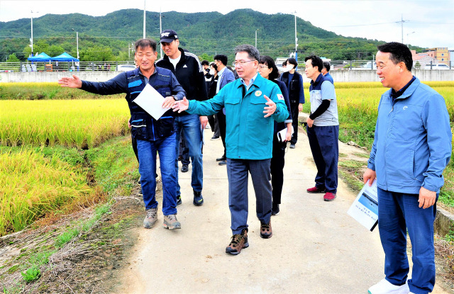 ▲경북 군위군 농업기술센터는 군위읍 정리 일원에서 ‘2022 디지털 농업기술 드론 벼 직파 평가회’를 가졌다.ⓒ군위군