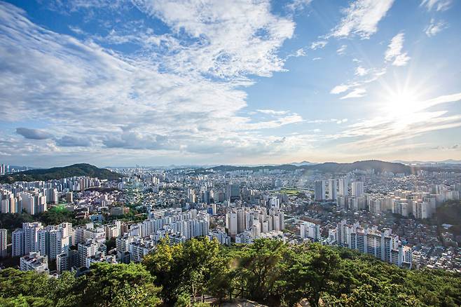 화이트밸런스를 정반대로 조정해 촬영한 늦은 오후 시간대 족두리봉에서 촬영한 불광동 일원의 역광 사진. K값을 낮춘 사진은 화창하고 맑은 느낌이 난다.