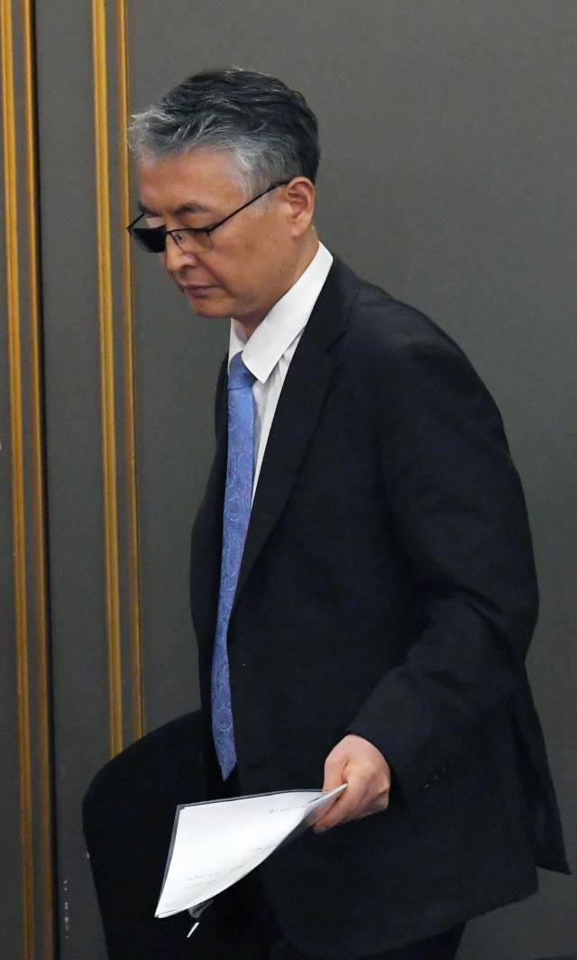 2019년 8월 4일 서울 여의도 CCMM빌딩 서울시티클럽 컨벤션홀에서 열린 신라젠 기자간담회에서 문은상 당시 대표가 발언을 마치고 자리로 돌아가고 있다. 서울경제DB