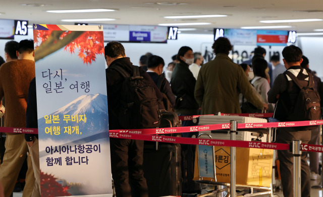 한국인의 무비자(사증 면제) 일본 관광이 재개된 11일 오전 김포국제공항 아시아나항공 국제선 카운터에서 탑승객들이 항공편 탑승수속을 위해 기다리고 있다. / 연합뉴스