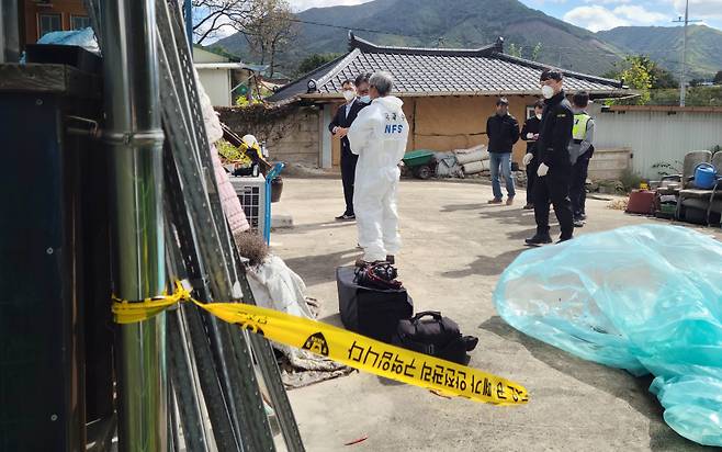 전북 무주군 '일산화가스 중독 추정' 사고현장에서 지난 9월10일 경찰이 국립과학수사연구원과 함께 현장 합동 감식을 하고 있다. ⓒ연합뉴스TV 제공