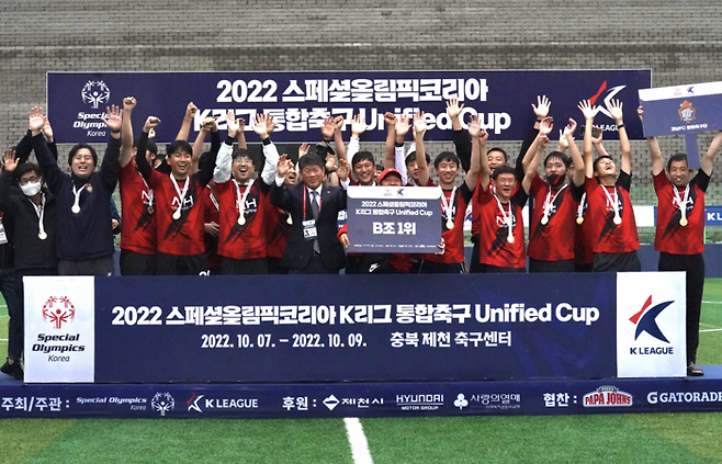 경남FC 통합축구단이 지난 9일 2022 스페셜올림픽 K리그 통합축구 유니파이드컵 B조에서 1위에 오른 뒤 기뻐하고 있다. 경남FC 제공