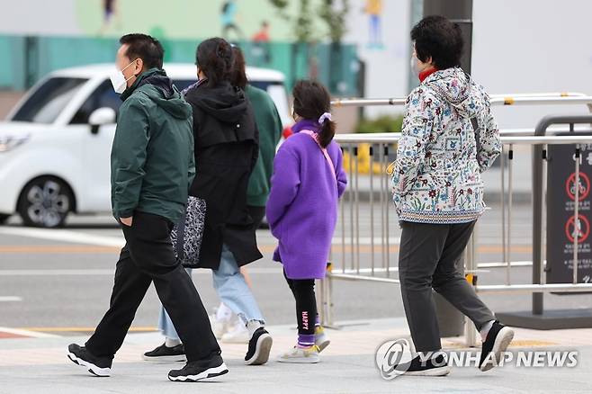 찬 바람에 움츠러든 시민들 (서울=연합뉴스) 서대연 기자 = 서울 아침 기온이 9도까지 떨어지며 쌀쌀한 날씨를 보인 10일 오전 시민들이 서울 종로구 광화문광장에서 주머니에 손을 넣고 길을 건너고 있다. 2022.10.10 dwise@yna.co.kr