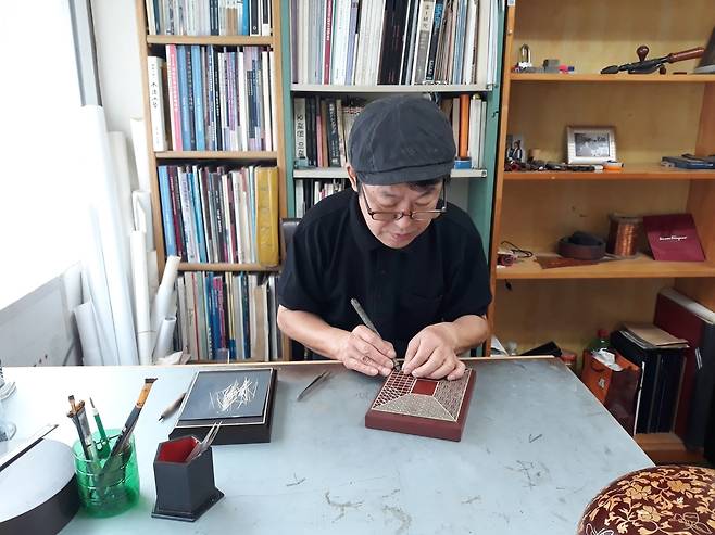 국가무형문화재 나전장 보유자로 인정 예고된 최상훈 씨 [문화재청 제공. 재판매 및 DB 금지]