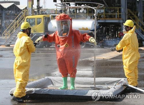 화학물질 보호복 [연합뉴스 자료 사진]