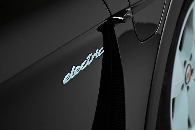 타이칸 4S 크로스 투리스모 포 제니 루비 제인(Taycan 4S Cross Turismo for Jennie Ruby Jane): 마이센블루 컬러를 적용한 운전석 도어의