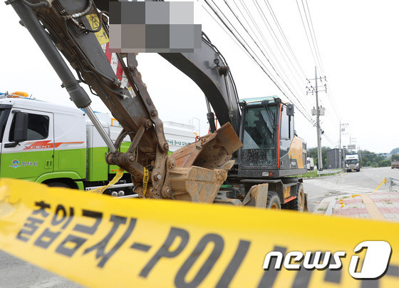 지난 7일 경기 평택시 청북읍의 한 초등학교 앞 스쿨존에서 초등학생들이 포클레인에 치여 1명이 다치고 1명이 숨진 가운데 8일 오전 경기 평택서부운동장 인근에 사고 포클레인 주변에 폴리스 라인이 쳐있다. 2022.7.8/뉴스1