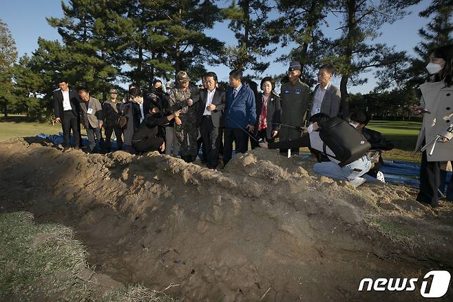 국회 국방위원회 소속 김병주 김영배 송옥주 더불어민주당 의원이 지난 4일 현무미사일 낙탄사고가 발생한 강릉 공군 제18전투비행장을 12일 오후 방문했다. 2022.10.12/뉴스1 ⓒ News1 국회사진취재단