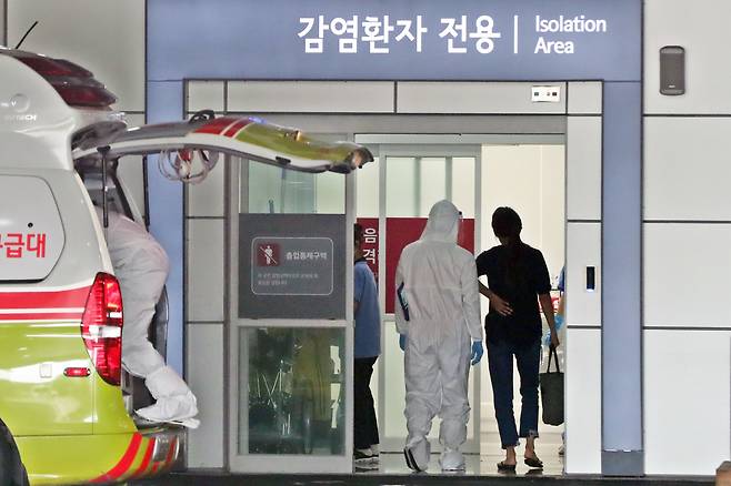 서울 한 병원 응급의료센터에서 의료진들이 환자를 이송하고 있다./뉴스1