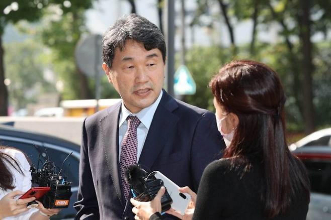 이주호 사회부총리 겸 교육부 장관 후보자가 30일 서울 여의도 한국교육시설안전원에 마련된 인사청문회 준비 사무실로 출근을 하며 취재진의 질문에 답하고 있다. 연합뉴스 제공