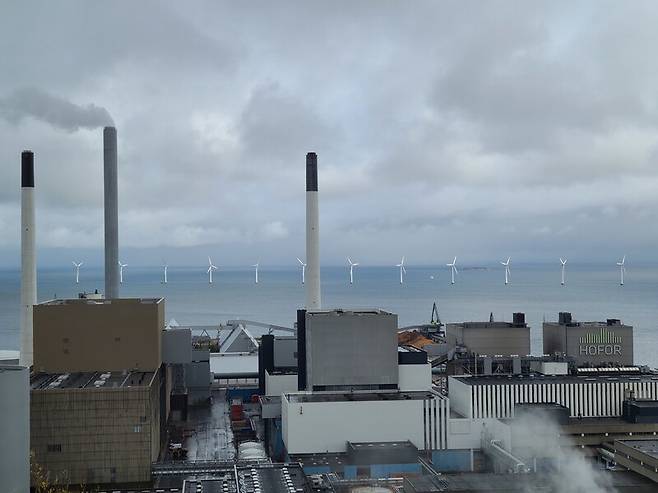 지난달 30일 덴마크 수도 코펜하겐 앞 바다에 위치한 미들그루덴 풍력발전단지. 풍력 확대 정책 초기에 건설된 소형풍력발전 단지(터빈 20개)다. 바람 방향 등 발전 효율성을 고려하지 않고 도시 미관을 고려해 일렬로 단지를 건설한 점이 아쉬운 점 등으로 꼽힌다. 최우리 기자