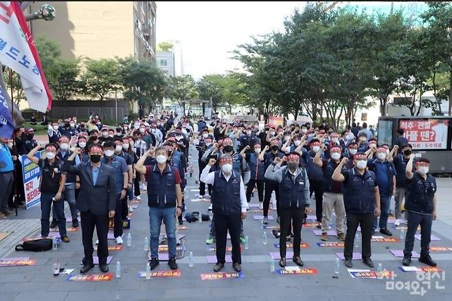 지난달 1일 서울 여의도 한국교직원공제회 앞에서 한국노총 및 전국관광서비스노동조합연맹과 더케이호텔노동조합이 연대하여 열린 ‘더케이호텔서울 재개발에 따른 고용보장 촉구와 생존권 사수를 위한 한국교직원공제회 규탄대회’ 모습. 더케이호텔노동조합 제공