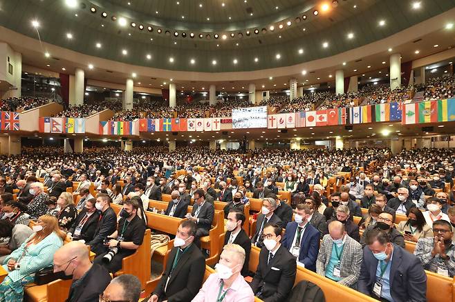 12일 서울 여의도순복음교회에서 개막된 ‘세계오순절대회’(PWC)에 참석자들. 여의도순복음교회 제공