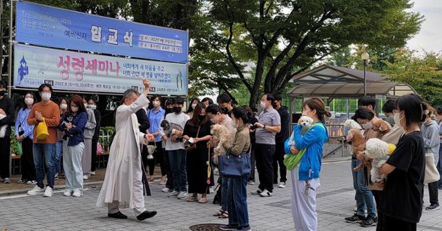 2일 서울 용산구 용산성당에서 윤성호 서울 용산성당 주임신부가 반려동물 축복식에 참가한 동물에 성수를 뿌리고 있다. 용산성당 제공