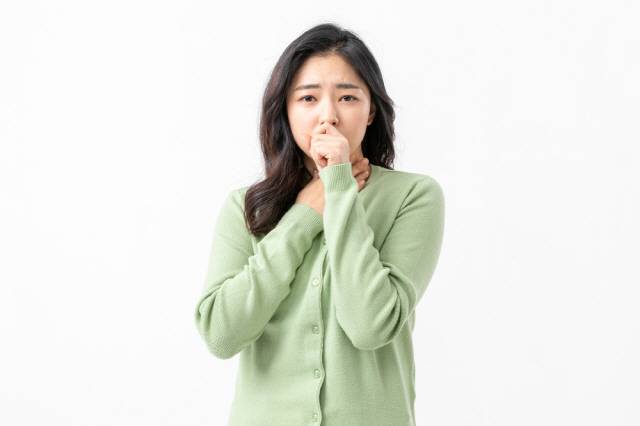 물을 마시거나 실내를 촉촉하게 유지하면 가래가 묽어져 기침으로 배출하기 쉬워진다./사진=클립아트코리아