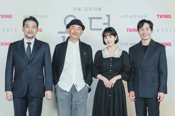 11일 진행된 티빙 오리지널 시리즈 ‘욘더’ 온라인 제작발표회에서 정진영, 이준익 감독, 한지민, 신하균(왼쪽부터)이 포즈를 취하고 있다. 티빙 제공