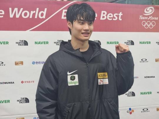 (울산=연합뉴스) 12일 오후 울산문수실내수영장에서 열린 제103회 전국체전 남자 일반부 자유형 100ｍ 결승전 후 황선우가 취재진 질의에 답하고 있다.