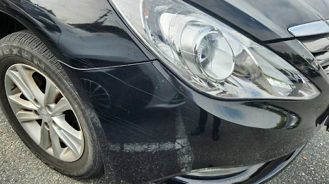 멀쩡하던 차량이 하루아침에 흠집투성이가 됐다. 알고 보니 10대들이 새벽에 3시간 정도 훔쳐 타며 사고를 낸 것으로 나타났다. [연합, 제보자 A씨 제공]