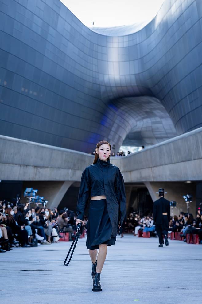 송지오 2023 S/S 서울 패션위크 오프닝쇼. 모델 한혜진. [송지오 제공]