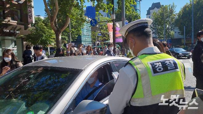 오후 1시 35분경 개정된 도로교통법을 위반한 운전자가 현장 단속에 걸렸다. 양형욱 기자