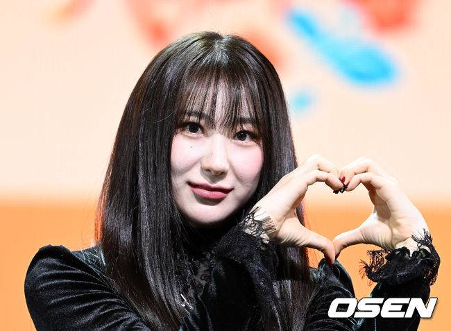 [OSEN=이대선 기자] 12일 오후 서울 광진구 예스24 라이브홀에서 가수 김채연의 첫 번째 미니 앨범 ‘허쉬 러쉬(HUSH RUSH)’ 발매 기념 쇼케이스가 열렸다.가수 김채연이 포토타임을 가지고 있다. 2022.10.12 /sunday@osen.co.kr