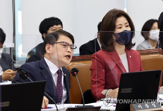 보건복지위 국정감사 (서울=연합뉴스) 백승렬 기자 = 국민의힘 이종성 의원이 12일 오전 서울 여의도 국회에서 열린 보건복지위원회의 한국보건산업진흥원, 한국건강증진개발원, 대한적십자사, 국립중앙의료원 등 국정감사에서 발언하고 있다. 2022.10.12 [국회사진기자단] srbaek@yna.co.kr