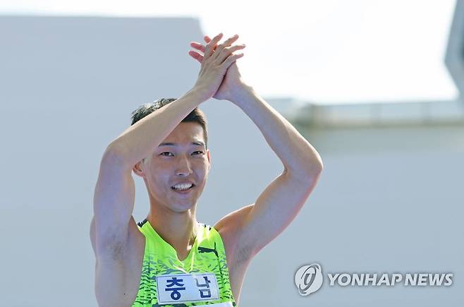 우상혁 '응원 감사합니다' (울산=연합뉴스) 임화영 기자 = 12일 오후 울산종합운동장에서 열린 제103회 전국체육대회 육상 남자일반부 높이뛰기 결승에서 우상혁(서천군청)이 2ｍ20 1차 시기 실패를 마지막으로 경기를 끝내고 있다.
    우상혁은 이날 2ｍ15를 넘으며 금메달을 차지했다. 2022.10.12 hwayoung7@yna.co.kr