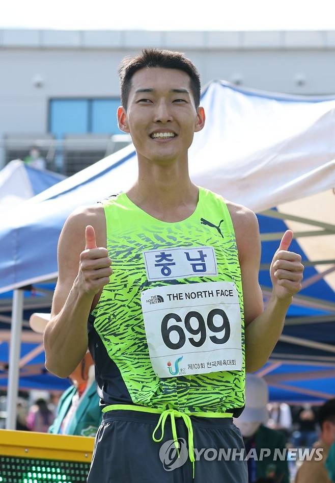 '스마일 점퍼' 우상혁, 전국체전 금메달로 마무리 (울산=연합뉴스) 임화영 기자 = 12일 오후 울산종합운동장에서 열린 제103회 전국체육대회 육상 남자일반부 높이뛰기 결승에서 2ｍ15를 성공하며 금메달을 확정지은 우상혁(서천군청)이 취재진을 향해 엄지를 치켜들고 있다. 2022.10.12 hwayoung7@yna.co.kr