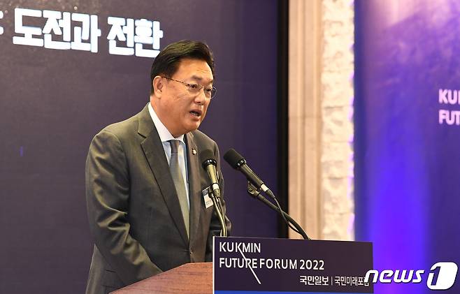 정진석 국민의힘 비상대책위원장이 12일 서울 여의도 국민일보 빌딩 컨벤션홀에서 대한민국, 길을 묻다 : 도전과 전환을 주제로 열린 '2022 국민미래포럼'에 참석해 축사를 하고 있다. 2022.10.12/뉴스1 ⓒ News1 국회사진취재단