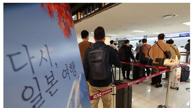 코로나19 확산으로 중단된 한국인의 무비자 일본 관광이 재개된 지난 11일 오전 김포국제공항 아시아나항공 국제선 카운터에서 탑승객들이 김포~하네다 항공편 탑승수속을 위해 기다리고 있다.  연합뉴스