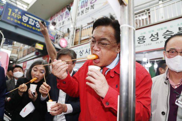 대구 서문시장에서 떡볶이를 맛보는 국민의힘 정진석 비대위원장. 연합뉴스