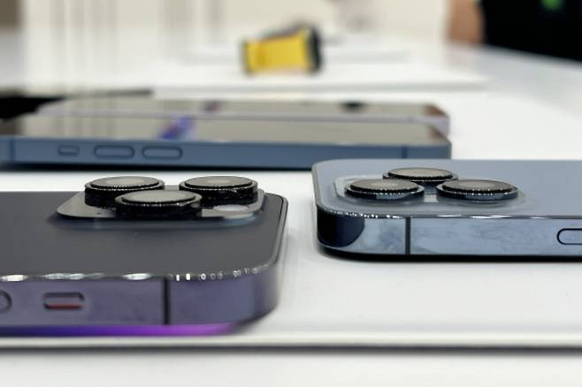 아이폰14 프로맥스(왼쪽)과 아이폰13 프로맥스(오른쪽) 카메라 모듈 두께 비교. [트위터 계정 @ceemeagain 캡처]