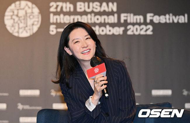 [OSEN=부산, 이석우 기자]  13일 부산 해운대구 KNN시어터에서 제27회 부산국제영화제(BIFF) '액터스 하우스 - 이영애’가 진행됐다.  배우 이영애가 팬들에게 인사를 하고 있다. 2022.10.13 / foto0307@osen.co.kr