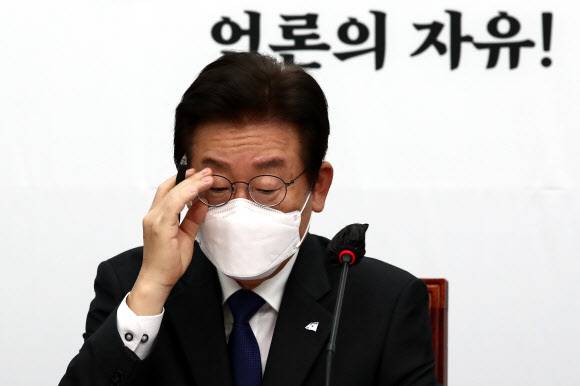 이재명 더불어민주당 대표가 13일 국회에서 열린 ‘언론자유 방송독립을 위한 언론인 간담회’에서 안경을 고쳐 쓰고 있다. 국회사진기자단