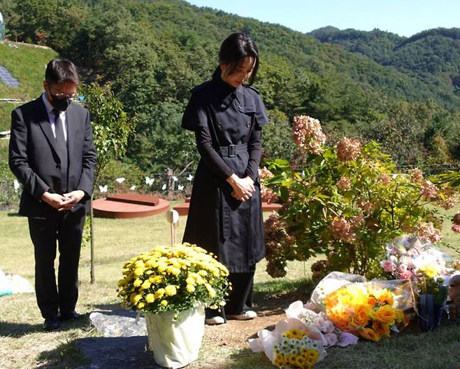 윤석열 대통령 부인 김건희 여사(오른쪽)가 '정인이 사건' 2주기를 앞둔 지난 12일 양평 안데르센 메모리얼 파크를 찾아 묘역을 참배했다. 대통령실 제공