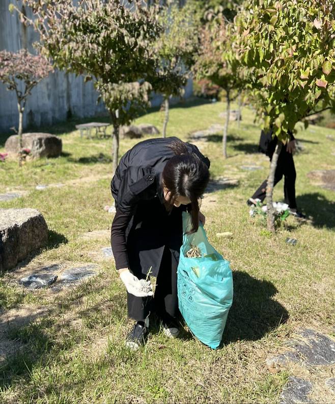 윤석열 대통령 부인 김건희 여사가 '정인이 사건' 2주기를 하루 앞둔 지난 12일 경기도 양평 안데르센 메모리얼 파크를 찾아 묘역에 참배하고 주변을 정리하고 있다. 대통령실 제공