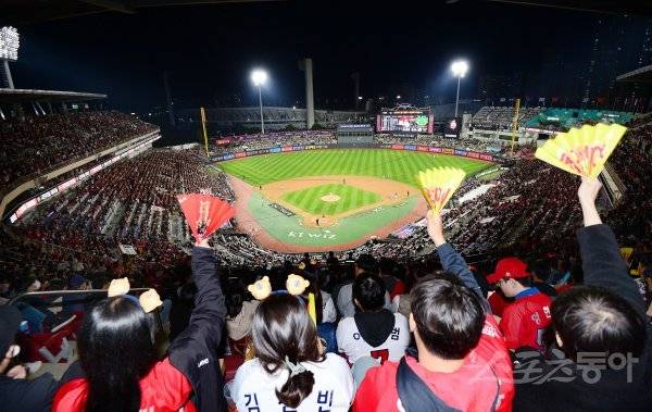13일 경기도 수원 kt위즈파크에서 ‘2022 신한은행 SOL KBO리그’ kt 위즈와 KIA 타이거즈의 와일드카드 결정전 경기가 열렸다. 관중석을 가득메운 야구팬들이 응원을 펼치고 있다. 와일드카드 1차전 매진을 기록. 수원 |김민성 기자 marineboy@donga.com