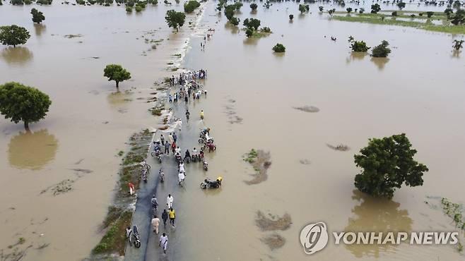 지난 9월 19일 홍수로 불어난 물속을 걷는 나이지리아 주민들 [AP 연합뉴스 자료사진. 재판매 및 DB 금지]