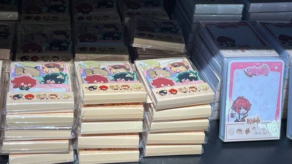 - 다양한 캐릭터가 그려진 메모장